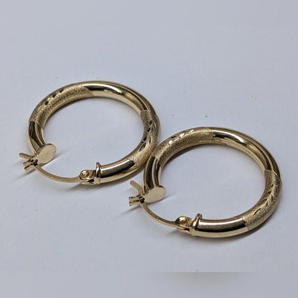 14k Yellow Gold Diamond Cut 3.5mm Hollow 1.1" Hoop Earrings 3g - Picture 5 of 8